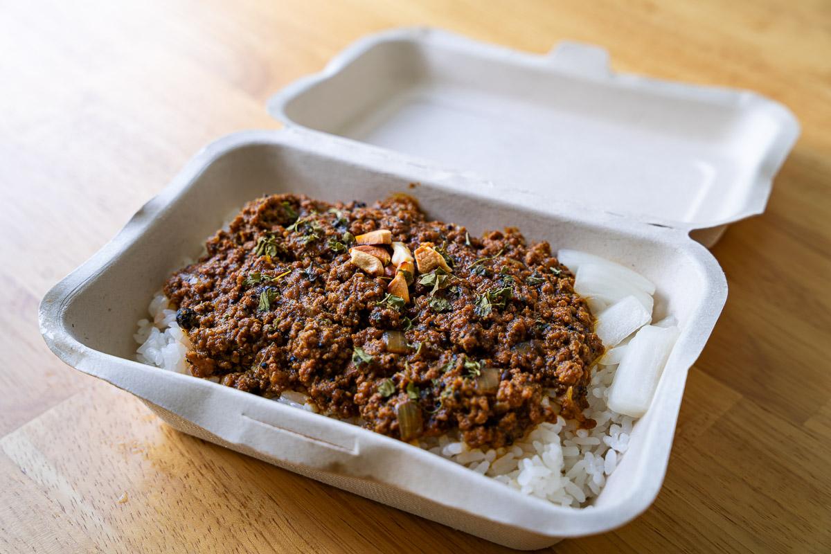 フタを開けた瞬間のキーマカレー（盛り付け全景）