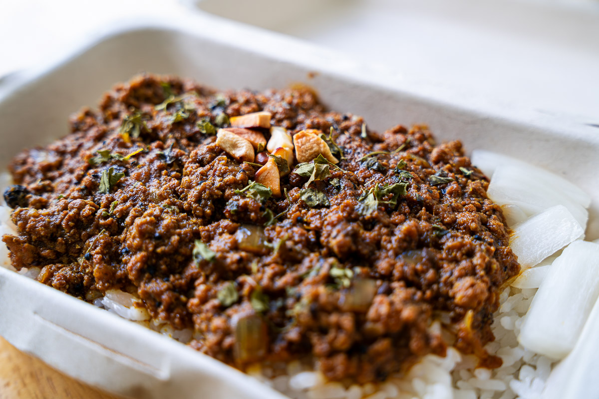 粗挽き肉がゴロゴロと敷き詰められた本格ドライキーマカレー