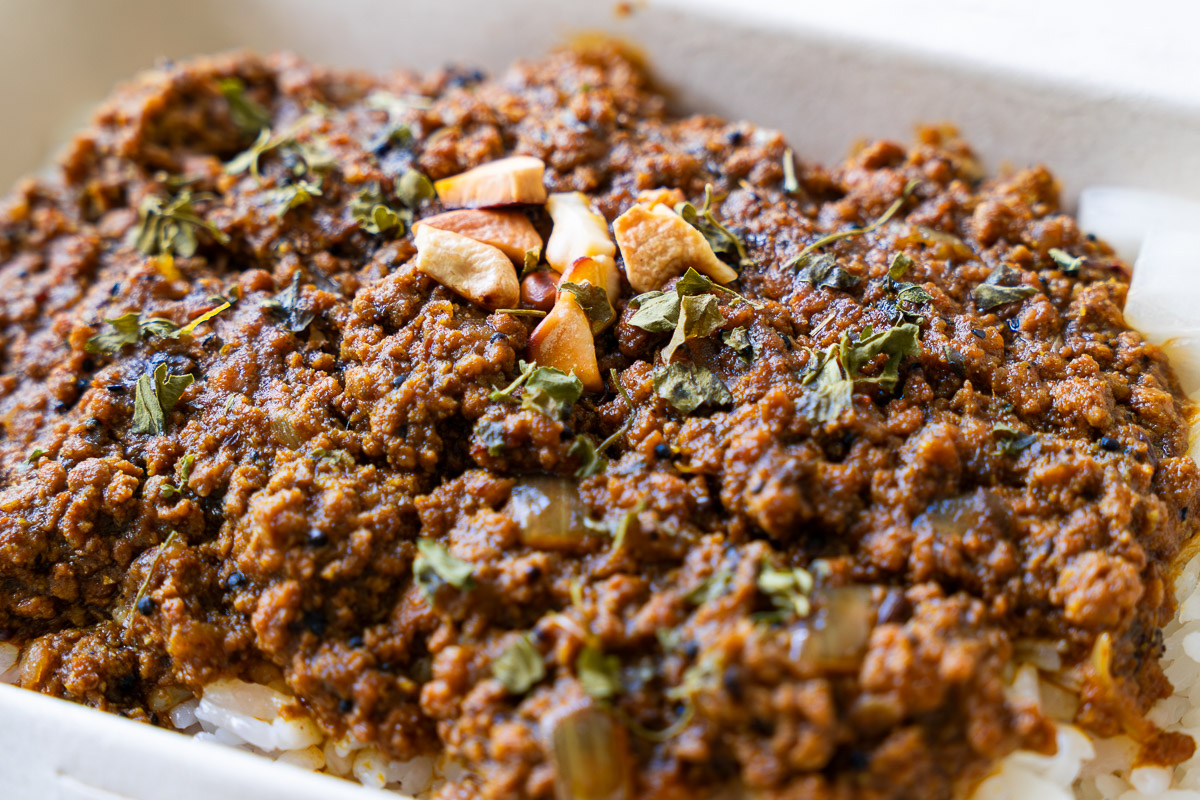 キーマカレーをアップで捉えた一枚（粗挽き肉とスパイスの質感）