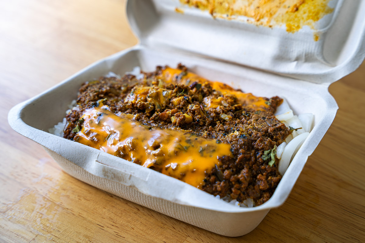 チーズをトッピングしたマイルド仕立てのキーマカレー