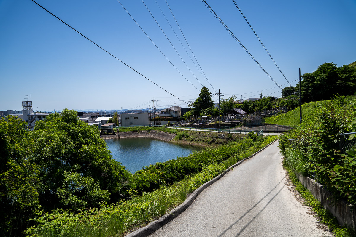 街が徐々に近づいてくる下山終盤の景色