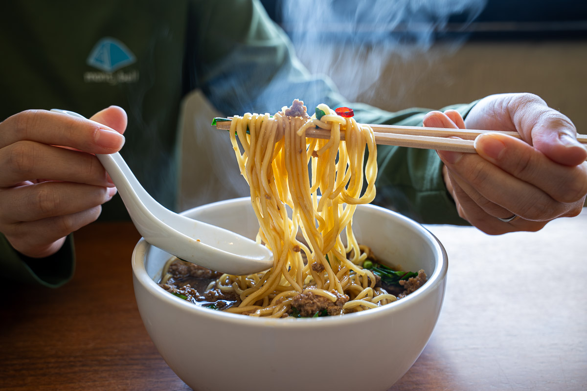 テーブルに並ぶ台湾ラーメンとサイドメニュー
